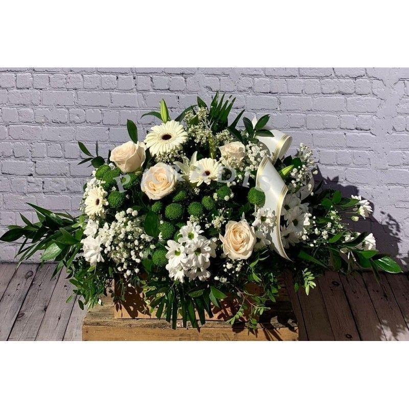 Centro funeral en tonos blancos