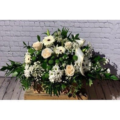 Centro funeral en tonos blancos