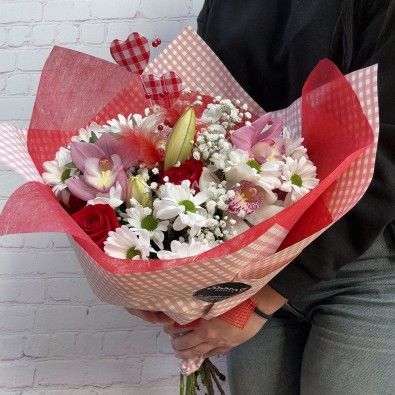 Ramo variado con astromelia, orquídea y rosas