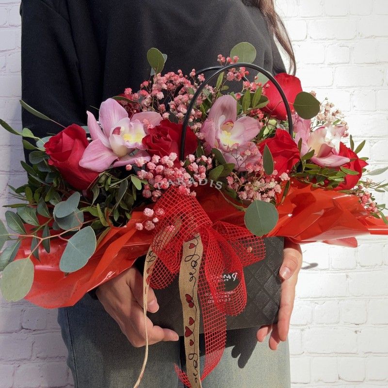 Bolsa con rosas y orquídeas
