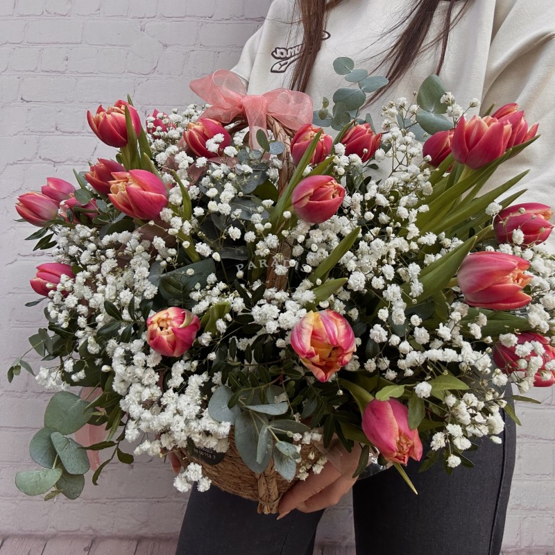 Capazo de 25 tulipanes
