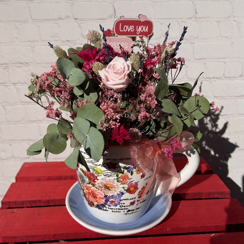 Taza con flor preservada